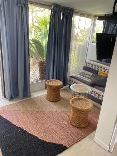 - un salon avec deux tables et un canapé dans l'établissement Cozy house with parking and garden, à Nice