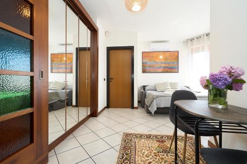 -LUMINOSA 5 STARS WITH BALCONY- Wifi Netflix 15 minutes from Duomo
