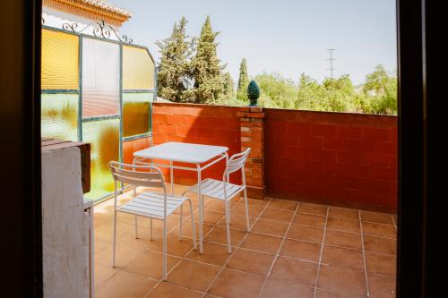 a patio with a table and chairs on a balcony at Escua in Archidona