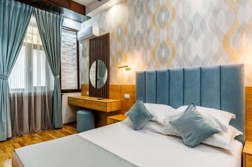 Кровать или кровати в номере La Strada Boutique Villa