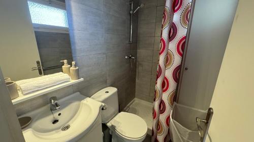 A bathroom at Mare Nostrum 323