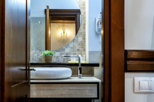 Ванная комната в La Strada Boutique Villa