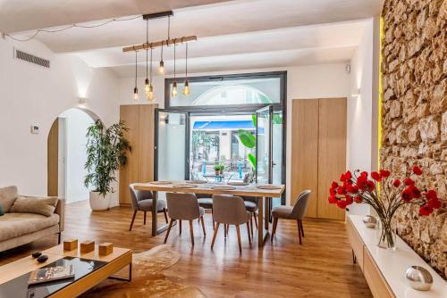 une salle à manger et un salon avec une table et des chaises dans l'établissement 4BR LUXURY FAMILY LOFT - WALK to BEACH & SHOPPING, AIR COND & SUNNY TERRACE, By TOTOLULUCANNES, à Cannes