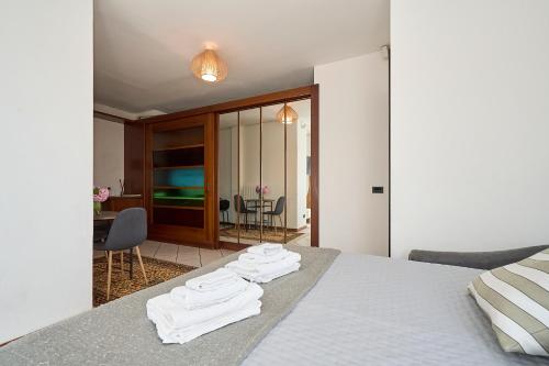 -LUMINOSA 5 STARS WITH BALCONY- Wifi Netflix 15 minutes from Duomo