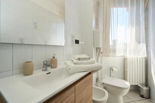 -LUMINOSA 5 STARS WITH BALCONY- Wifi Netflix 15 minutes from Duomo