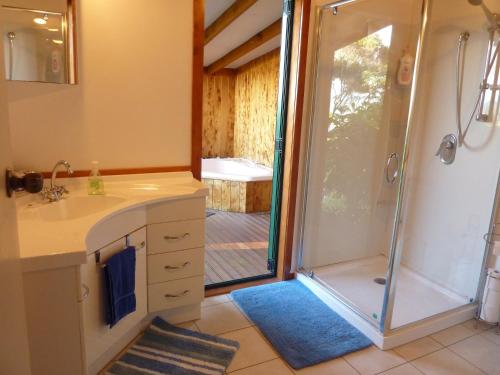 Kylpyhuone majoituspaikassa Waikare Cove