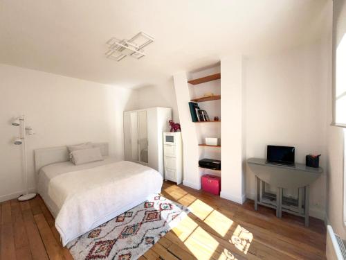 - une chambre avec un lit, un bureau et un ordinateur portable dans l'établissement Nice place near of Eiffel Tower!, à Paris