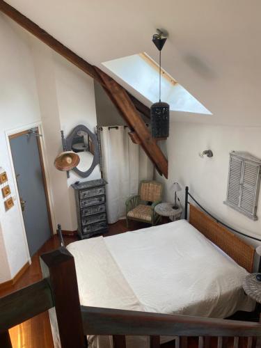 une chambre avec un lit dans une pièce dans l'établissement La Pastorale, à La Bâtie-Neuve