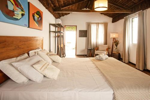 En eller flere senge i et værelse på Urca Hotel