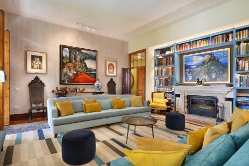 a living room with a blue couch and a fireplace at Jardim de Copas in Alcochete