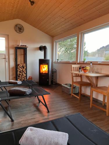 una sala de estar con estufa de leña. en Ferienwohnung Kutscherstuben Bauernhaus Vetter, en Kurort Gohrisch