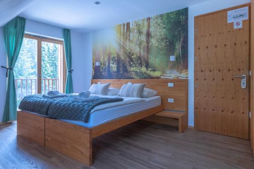 Ένα ή περισσότερα κρεβάτια σε δωμάτιο στο Hotel Jelka Pokljuka