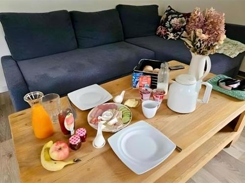 een salontafel met wit servies en een blauwe bank bij Ferienwohnung Spreeblick in Alter Graben