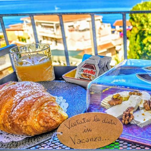a table with a tray of bread and a drink at A Casa di Alessandra - Rooms in Castellabate