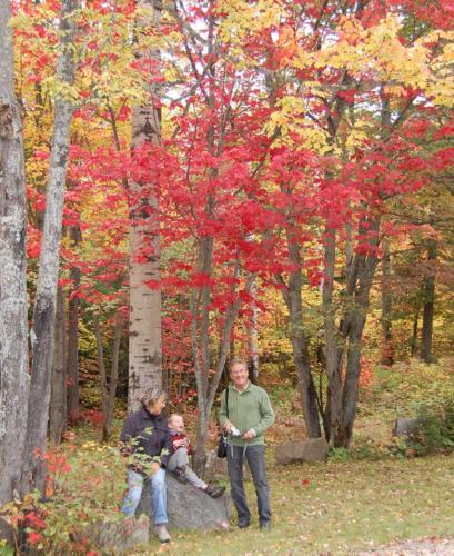a group of people standing next to a tree at Domaine le Bostonnais - Le Village en Bois Rond in La Tuque