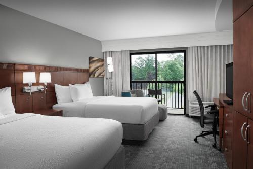 Ένα ή περισσότερα κρεβάτια σε δωμάτιο στο Courtyard by Marriott Hattiesburg