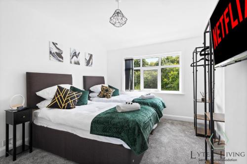 une chambre avec deux lits et une fenêtre dans l'établissement The Oakleigh - Fosse Park - Close to M1 and M69 - 3 Bed House, Contractors, Corporates, MonthlyStays, à Glen Parva