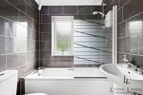 une salle de bain avec une baignoire, des toilettes et un lavabo dans l'établissement The Oakleigh - Fosse Park - Close to M1 and M69 - 3 Bed House, Contractors, Corporates, MonthlyStays, à Glen Parva