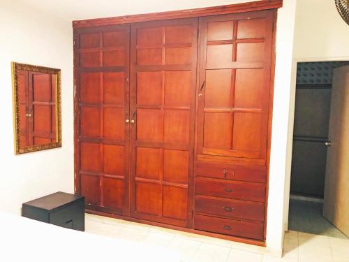 a large wooden door in a room at Casa Nora Alojamiento Entero, 4 Habitaciones Capacidad Máxima 9 huéspedes in Ríohacha