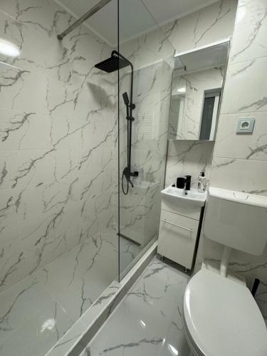 Et badeværelse på Apartament modern, totul nou, in centrul orasului