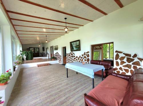 un soggiorno con un divano e un tavolo di Casa Obreja a Parcheş