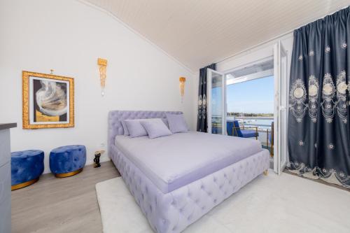 En eller flere senge i et værelse på Boutique Residence Sundays