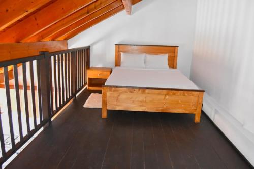 a bedroom with a bed with a wooden bed frame at Santa Maria Homely Flat in Santa Maria