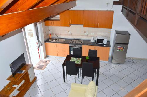 an overhead view of a kitchen with a table and chairs at Santa Maria Homely Flat in Santa Maria