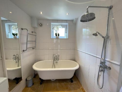 Phòng tắm tại The Holts - Charming 2 Bed Cottage