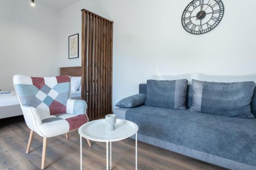 a living room with a couch and a table and a chair at Casa de Pera 2 in Loutrá