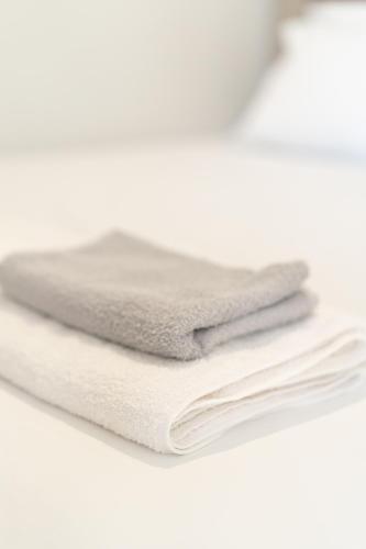 a stack of white towels sitting on a counter at Casa de Pera 2 in Loutrá