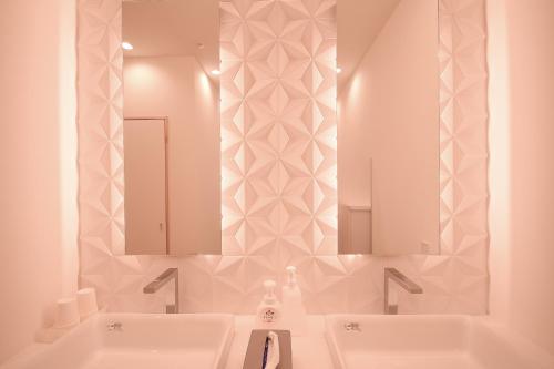 a white bathroom with two sinks and a mirror at 高野山 宿坊 三宝院 -Koyasan Shukubo Sanboin- in Koyasan