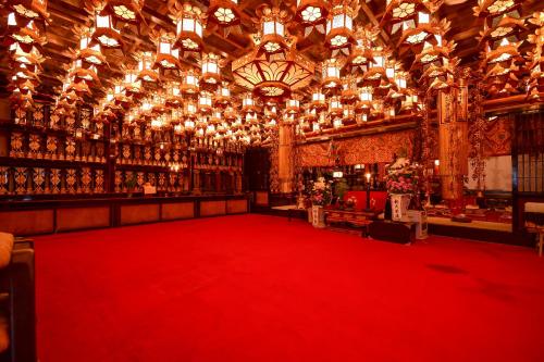 a red carpet in a large room with a bar at 高野山 宿坊 三宝院 -Koyasan Shukubo Sanboin- in Koyasan