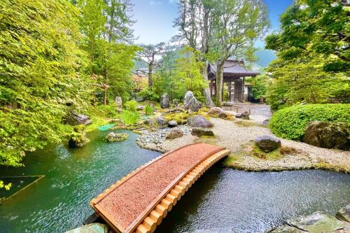 a bridge over a river in a garden at 高野山 宿坊 三宝院 -Koyasan Shukubo Sanboin- in Koyasan