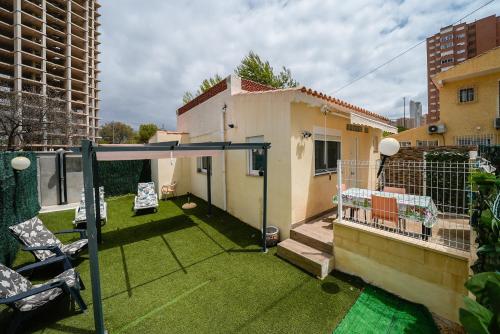 a small yard with a gazebo in a backyard at Apartamento Loft con terreno privado y parking compartido - a 800m de Playa Poniente in Benidorm