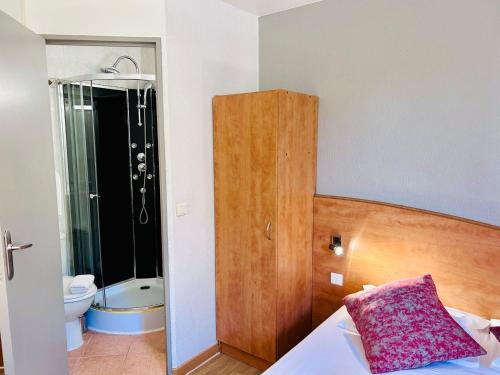 une chambre avec un lit et une salle de bain avec WC dans l'établissement The Originals City, Hôtel Nîmes Costières, à Nîmes