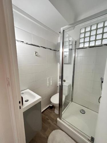 une salle de bain avec toilettes et douche en verre dans l'établissement cassis studio 50m de la grande plage, à Cassis