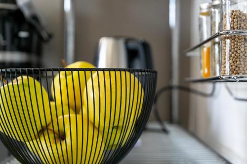 a basket filled with yellow fruit on a table at Appartamento Paprika 1966 una comfort zone in Savigliano