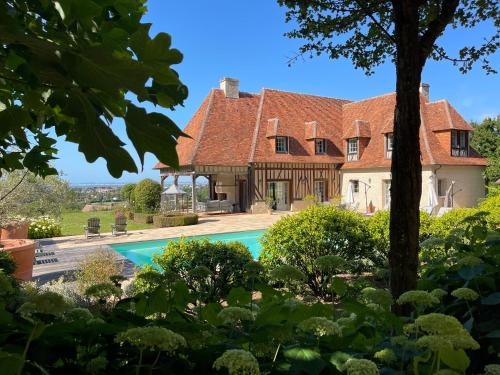 un domaine avec piscine et maison dans l'établissement Amazing house - Sea view - Deauville, à Tourgéville