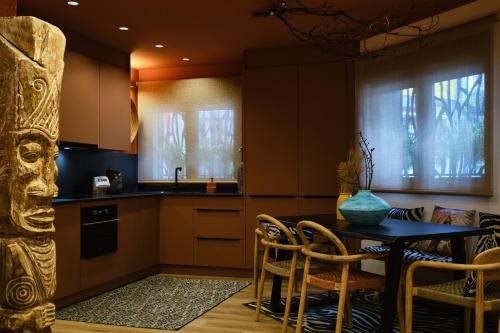 ヒホンにあるEl Samburu - Apartamento boutique tribu africana - Grupo Querbesのキッチン(テーブル、椅子、テーブル付)