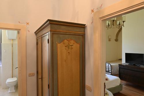 Domus Ponte casa antica ed elegante in pieno centro storicoにあるバスルーム