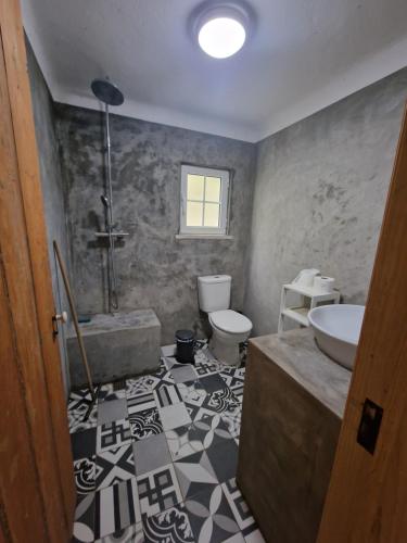 a bathroom with a toilet and a tub and a sink at Casas e Glamping Quinta da Saudade in Canha