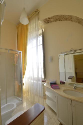 アルピーノにあるDomus Ponte casa antica ed elegante in pieno centro storicoの洗面台、シャワー、鏡を備えたバスルーム