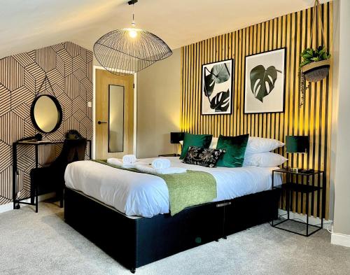 ein Schlafzimmer mit einem großen Bett und einem Spiegel in der Unterkunft Central Ellesmere -Sleeps2 - Parking - PetFriendly in Ellesmere