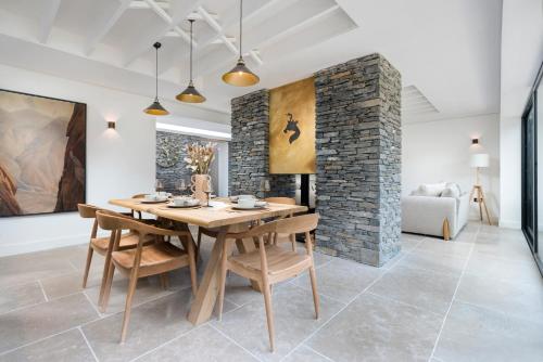 Un comedor con mesa y sillas en Fawns Keep, en Bowland Bridge