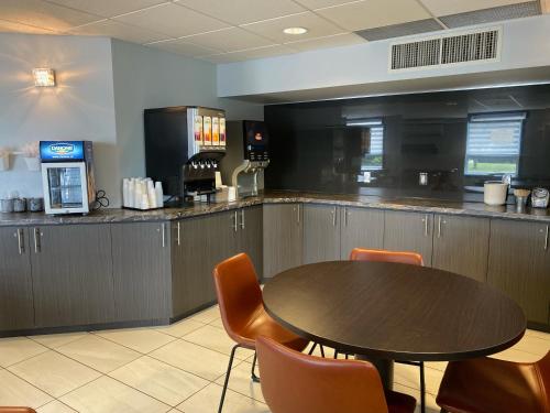 Utensilios para hacer té y café en Super 8 by Wyndham Lachenaie/Terrebonne
