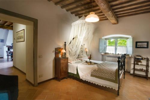 un dormitorio con una cama y una ventana en allegretti appartamento aia, en Castelnuovo Berardenga