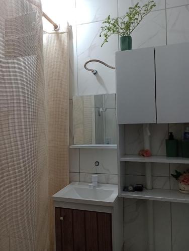 a bathroom with a sink and a mirror at Casinha aconchegante in Guaramiranga