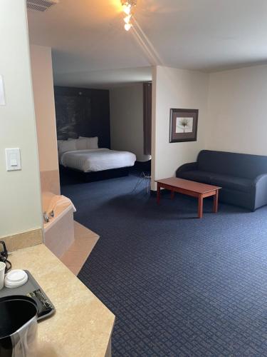 a living room with a couch and a bed at Super 8 by Wyndham Sainte Agathe Des Monts in Sainte-Agathe-des-Monts