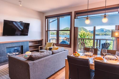 TV a/nebo společenská místnost v ubytování Lakefront, Mountain View - Resort Loft